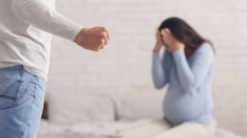 Aberrante: le pegó una trompada en el pecho y la ató a la cama a su mujer embarazada