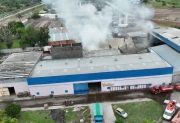 FOTOS | Las imágenes del dramático incendio en la fábrica de chizitos en el Parque Industrial
