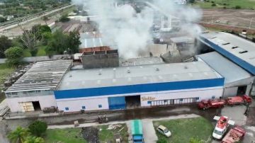 FOTOS | Las imágenes del dramático incendio en la fábrica de chizitos en el Parque Industrial