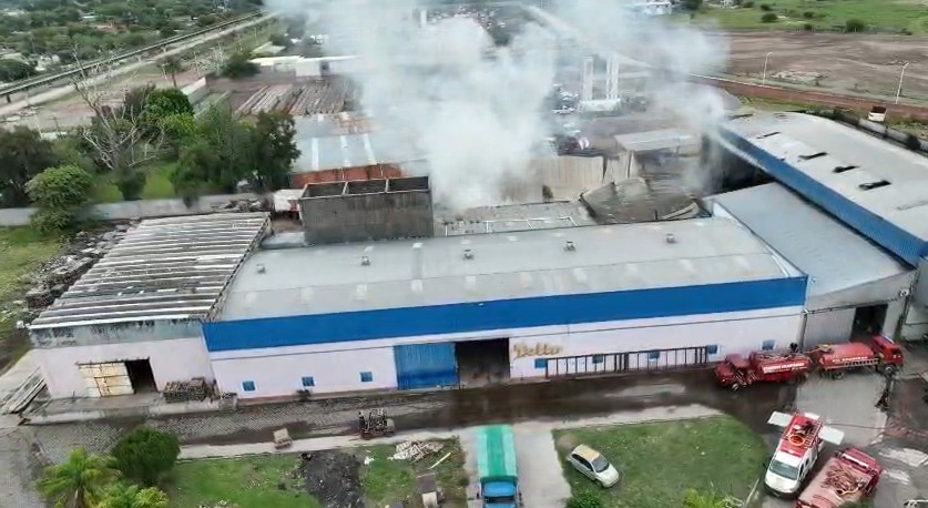 FOTOS | Las imágenes del dramático incendio en la fábrica de chizitos en el Parque Industrial