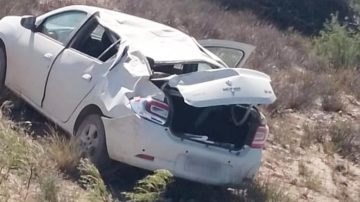 Un hombre y su hijo de dos años se salvan de milagro tras un violento vuelco