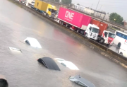 Impactantes videos: vehículos bajo el agua en plena Panamericana por el temporal en AMBA