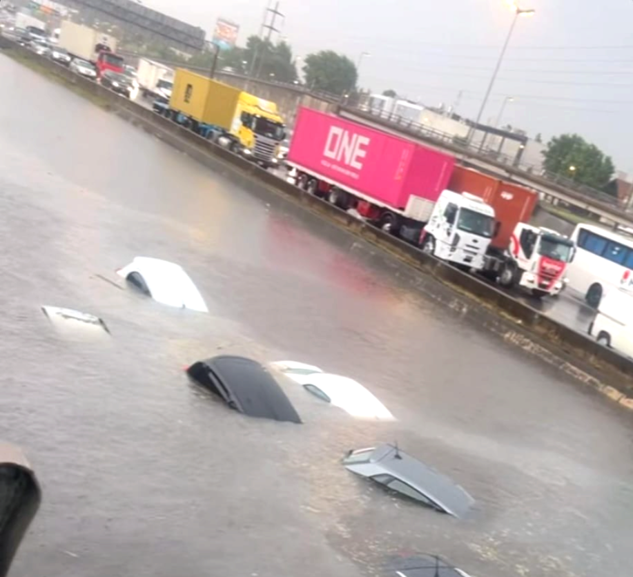 Impactantes videos: vehículos bajo el agua en plena Panamericana por el temporal en AMBA