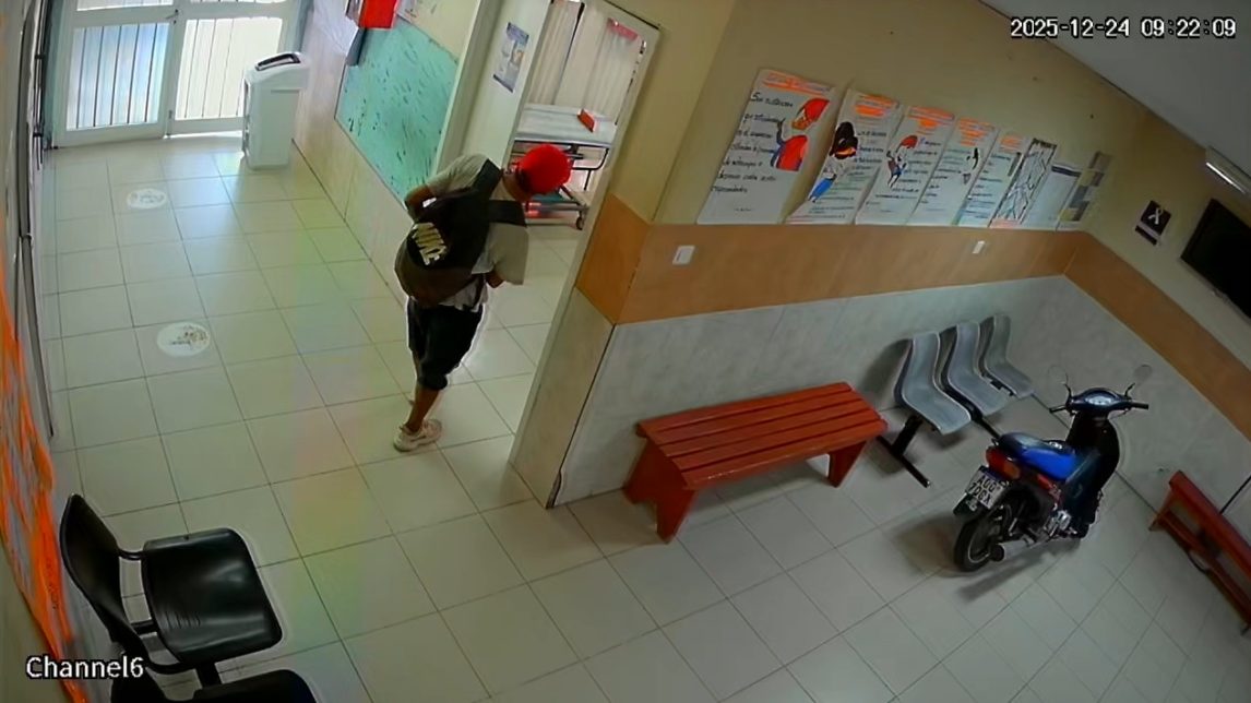 VIDEO | Como dueño de casa, así roba un delincuente en la Upa del B° Ejército Argentino