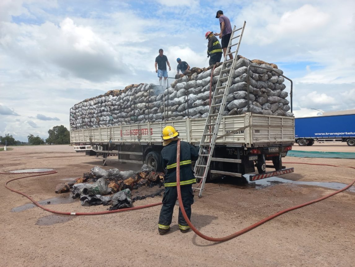 Eficiente trabajo de los Bomberos de Selva para extinguir el incendio de un camión carbonero