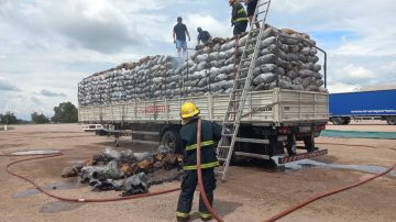 Eficiente trabajo de los Bomberos de Selva para extinguir el incendio de un camión carbonero