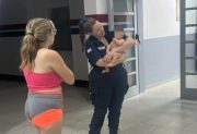 Video: una policía le salvó la vida a una beba que llegó ahogada y sin respirar a la comisaría
