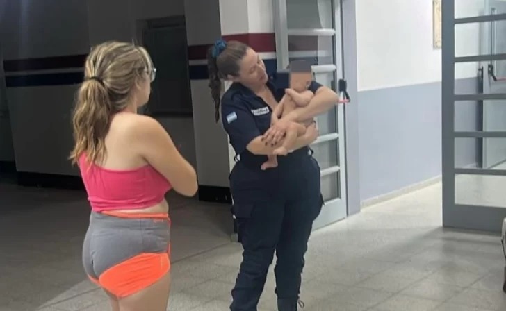 Video: una policía le salvó la vida a una beba que llegó ahogada y sin respirar a la comisaría