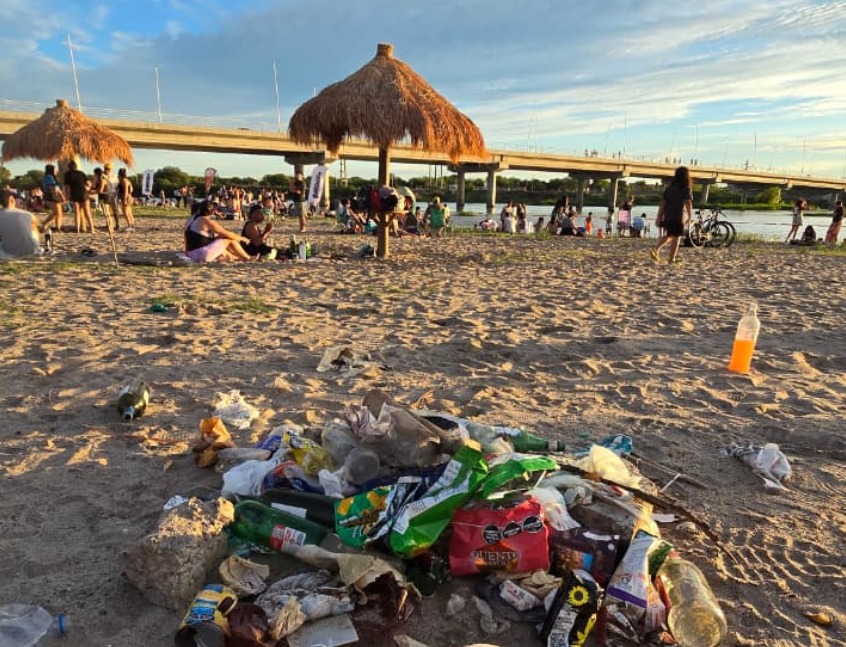 Lamentable postal en la costanera del nuevo Puente Solís: “No les cuesta nada llevar una bolsita”