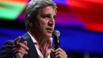 Por el vencimiento de deuda, Caputo presiona a Pullaro para que liquide sus dólares