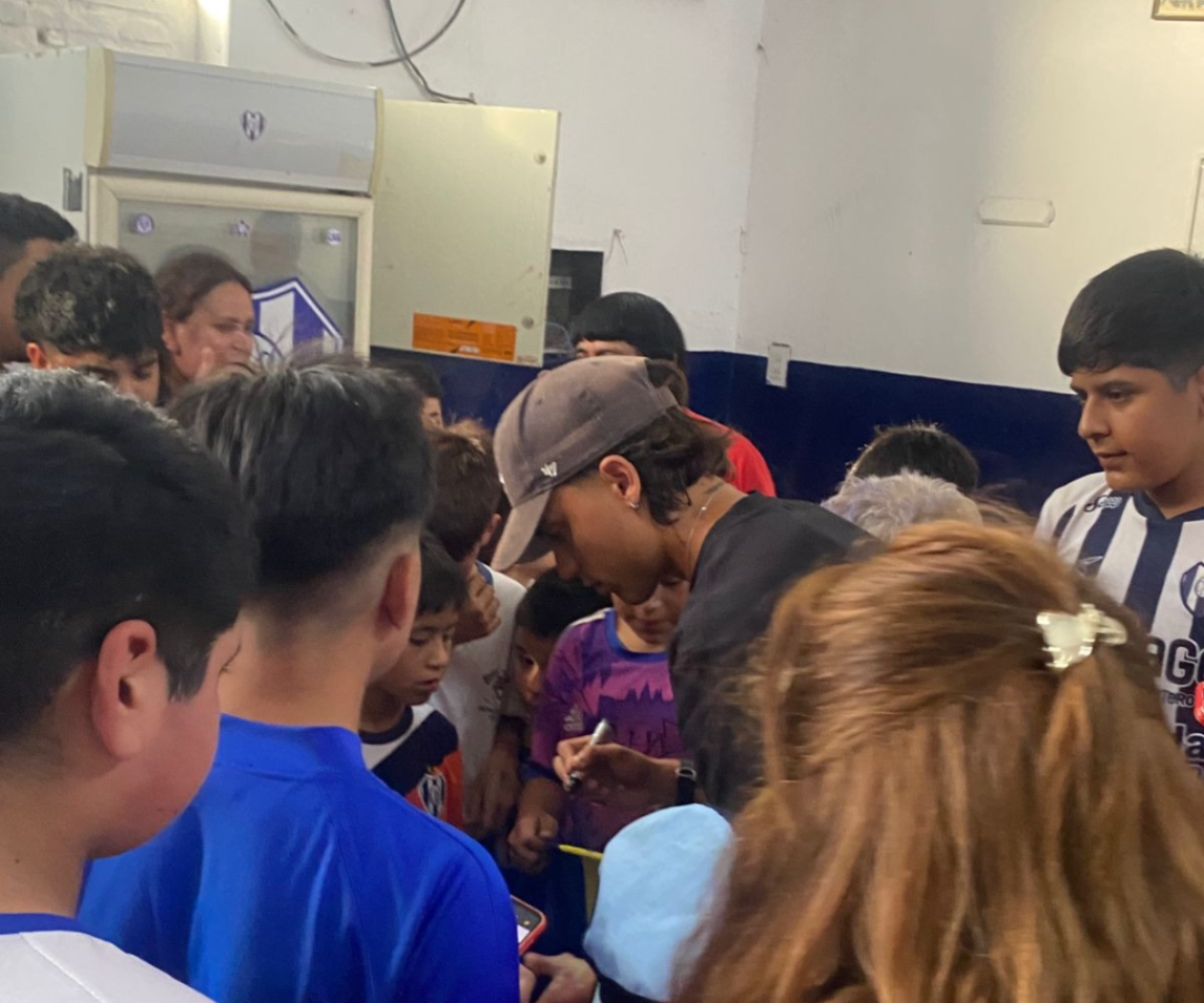 Furor en los changuitos bandeños por la visita de Exequiel Zeballos al club Sarmiento