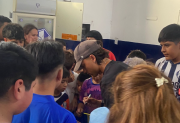 Furor en los changuitos bandeños por la visita de Exequiel Zeballos al club Sarmiento