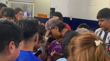 Furor en los changuitos bandeños por la visita de Exequiel Zeballos al club Sarmiento