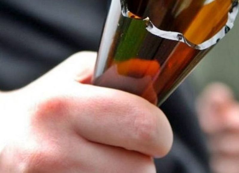 Violenta pelea de adolescentes en La Banda: le arrojó una botella a su primo y le abrió el abdomen