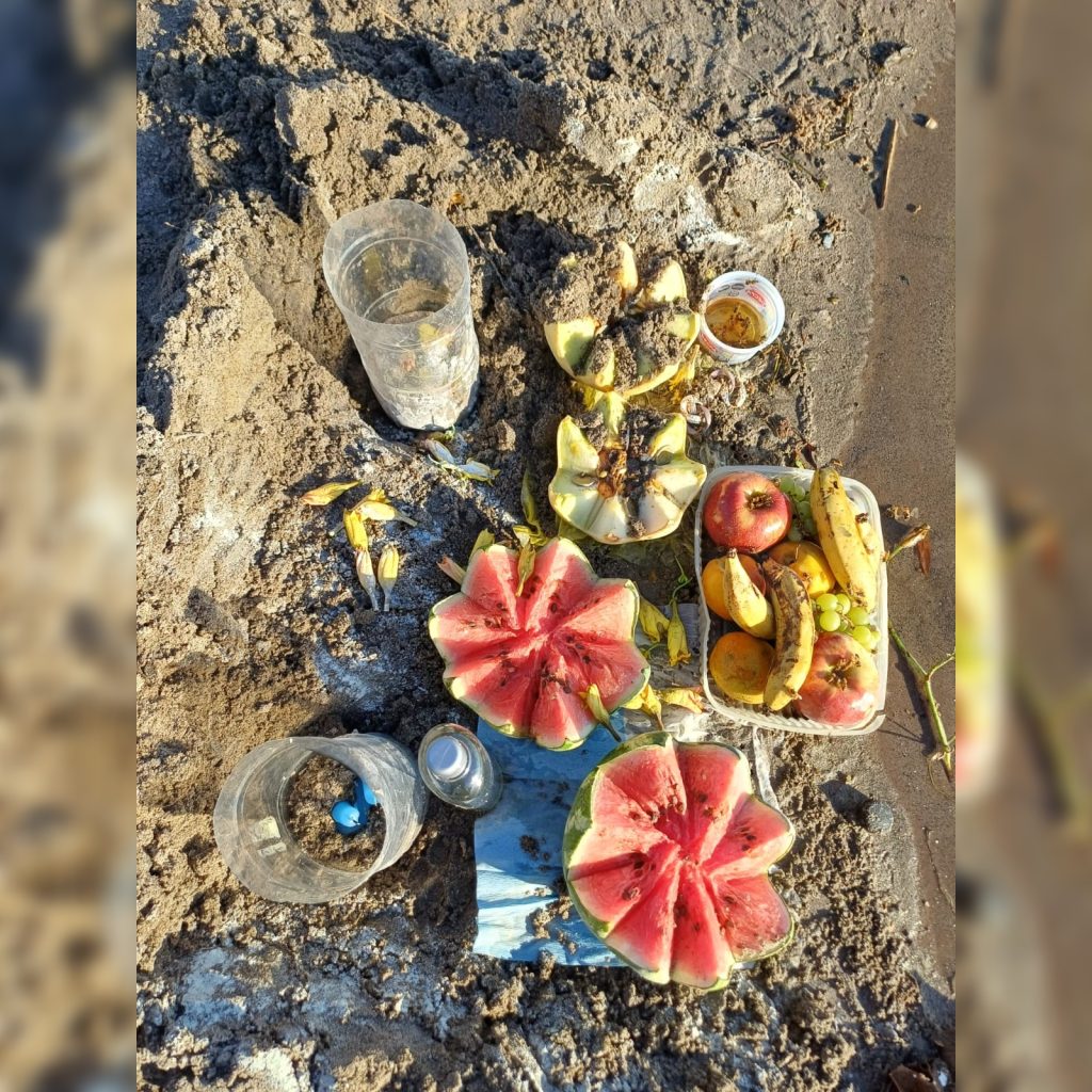 Aparecen extrañas ofrendas “frutales” al lado del río