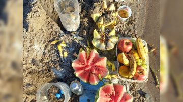 Aparecen extrañas ofrendas “frutales” al lado del río