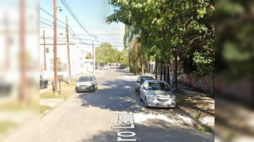 B° Cabildo: Dejó el auto estacionado y le cayó un poste de Claro