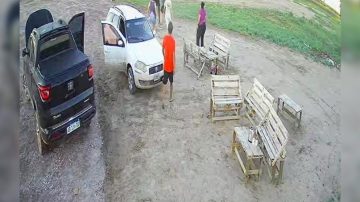 Drama en vísperas de Navidad: Encontró a su mujer comiendo hamburguesas con otro y lo atacó