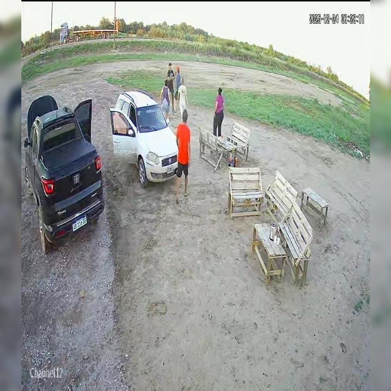 Drama en vísperas de Navidad: Encontró a su mujer comiendo hamburguesas con otro y lo atacó