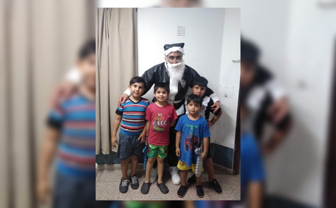El Papa Noel “ferroviario” llevó alegría a los niños de distintos barrios de la Capital