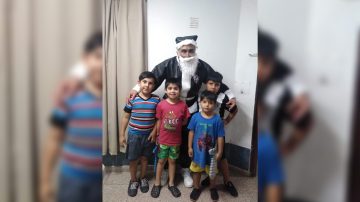 El Papa Noel “ferroviario” llevó alegría a los niños de distintos barrios de la Capital
