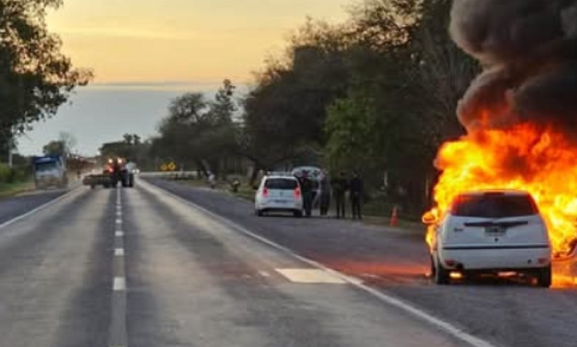Un impresionante incendio causó pánico en la Ruta 34: el conductor de un auto se salvó de milagro
