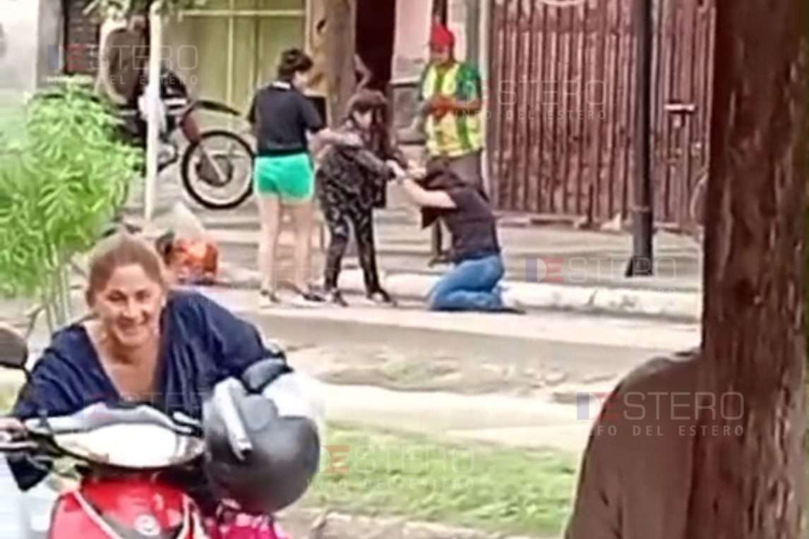 VIDEO | Monte Quemado: dos mujeres protagonizaron una violenta pelea en pleno centro