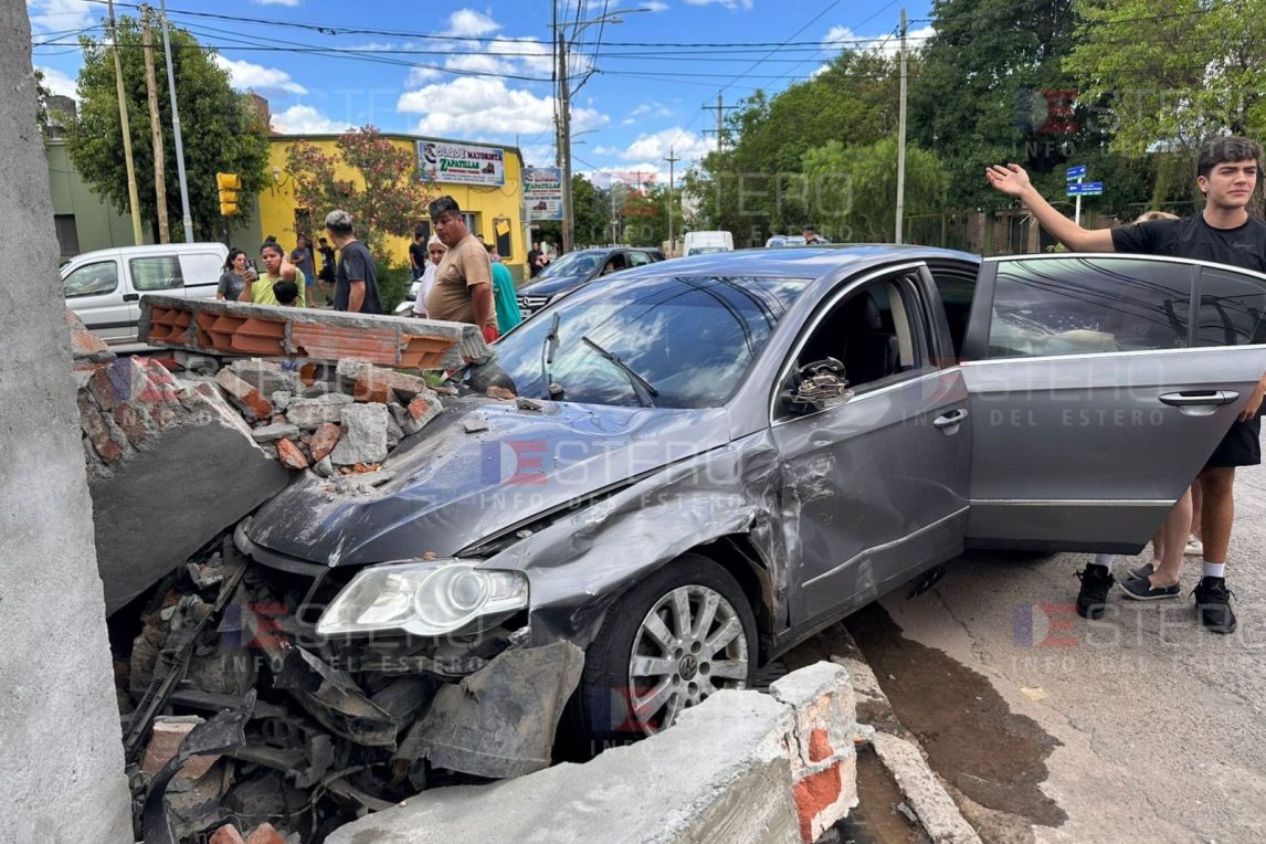 Brutal accidente en La Banda entre dos autos: Pudo ser una tragedia