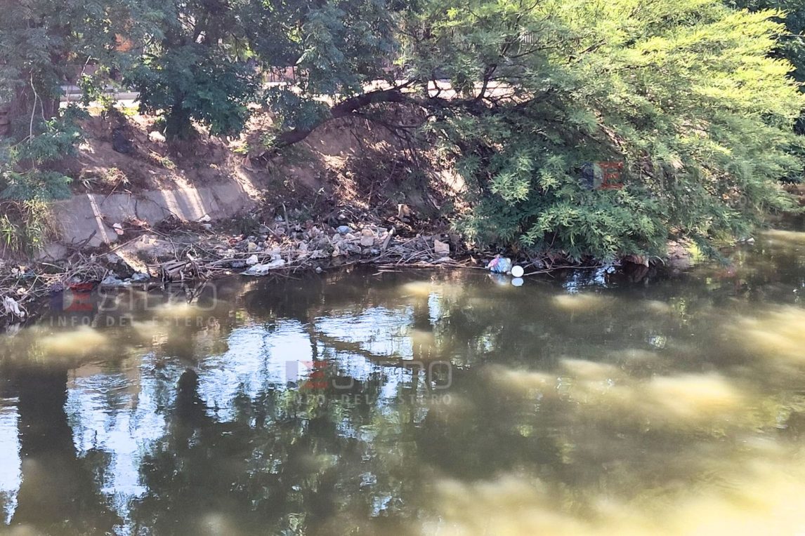 Alerta sanitaria: el Canal San Martín, un tapón de basura y desidia que indigna a los vecinos