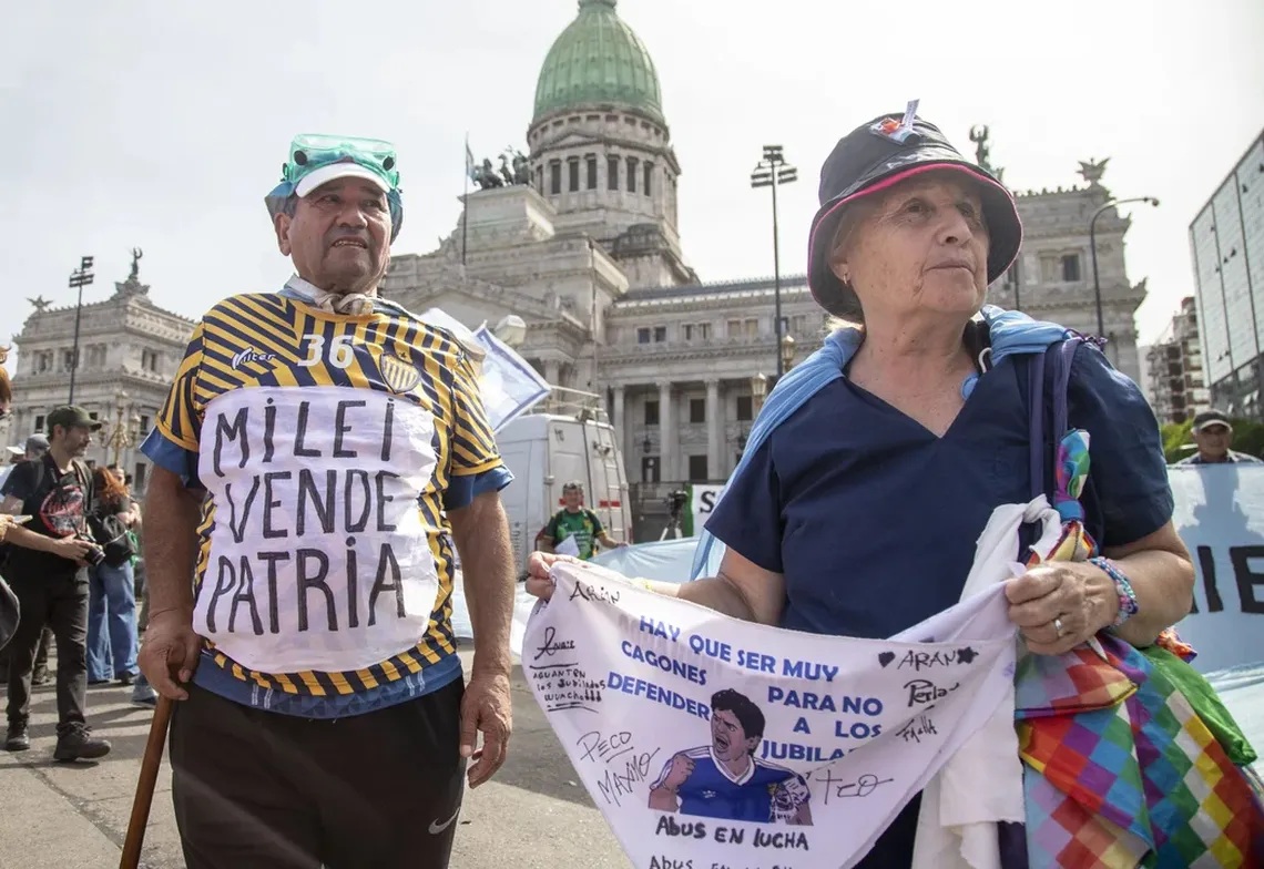 Hubo incidentes en la marcha de los jubilados: Forcejeos y golpes con la Policía y Gendarmería