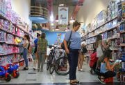 El consumo cayó 2,8% interanual en noviembre y también retrocedió frente a octubre