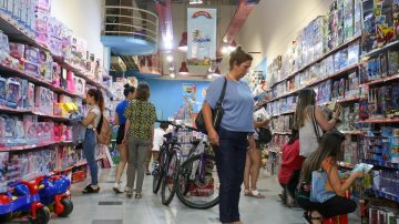 El consumo cayó 2,8% interanual en noviembre y también retrocedió frente a octubre