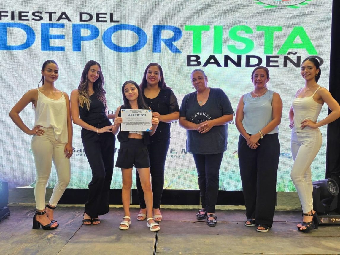 Lara Martínez, campeona mundial infantil, fue distinguida en la Fiesta del Deportista Bandeño