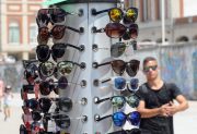 Los riesgos de usar anteojos de sol comprados en la calle durante el verano