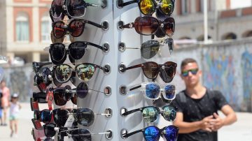 Los riesgos de usar anteojos de sol comprados en la calle durante el verano