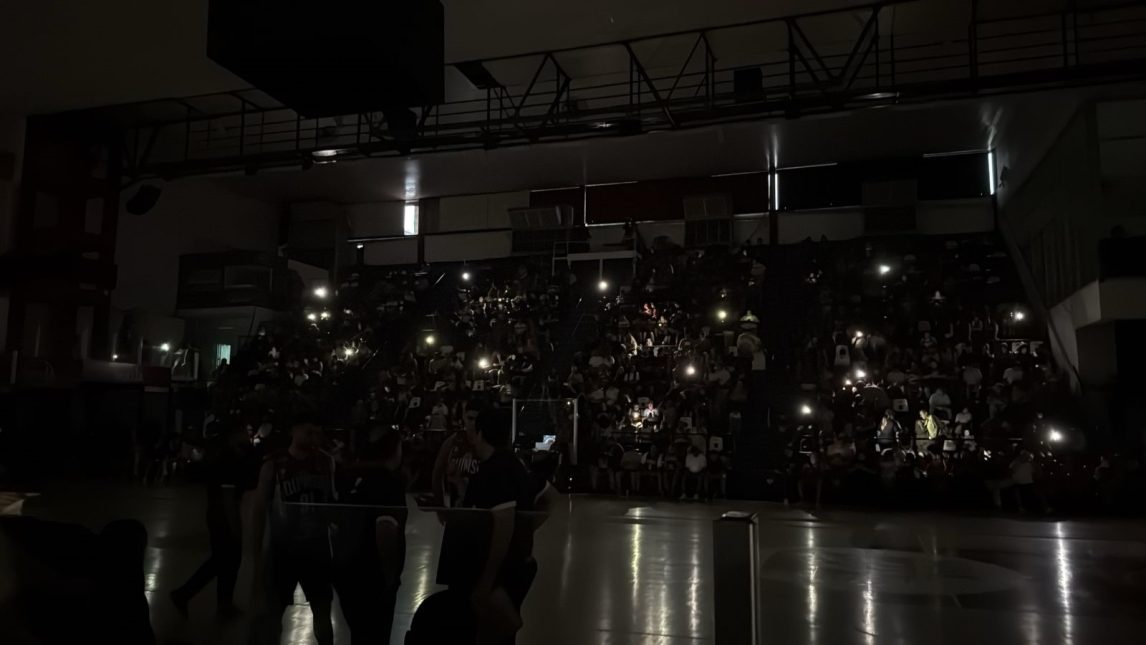 El clásico santiagueño tuvo su postal: apagón momentáneo en el Estadio Ciudad