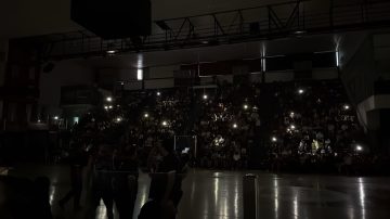 El clásico santiagueño tuvo su postal: apagón momentáneo en el Estadio Ciudad