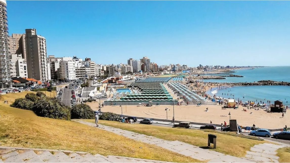 Turista gastó más de $3 millones en alquilar una carpa y le cobraron la sombrilla aparte en Mar del Plata