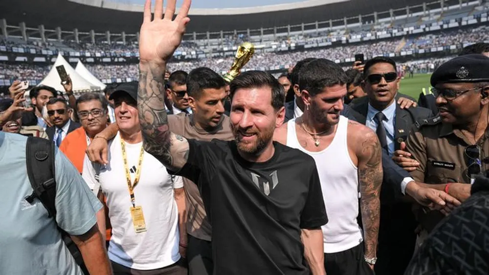 GOAT Tour en India: multitud, estatua gigante y caos en la aparición de Messi
