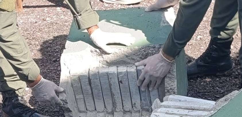 Embistió a gendarmes en un control para fugarse con más de 90 kilos de cocaína