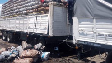 Susto y desesperación por el incendio de un camión cargado con carbón en Monte Quemado