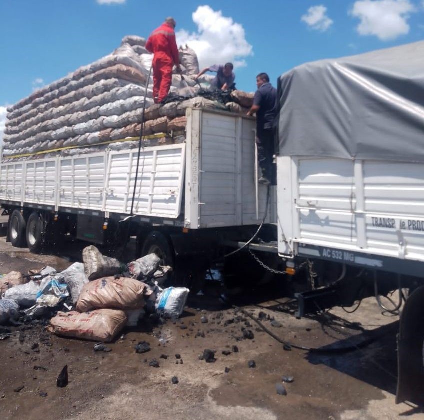 Susto y desesperación por el incendio de un camión cargado con carbón en Monte Quemado