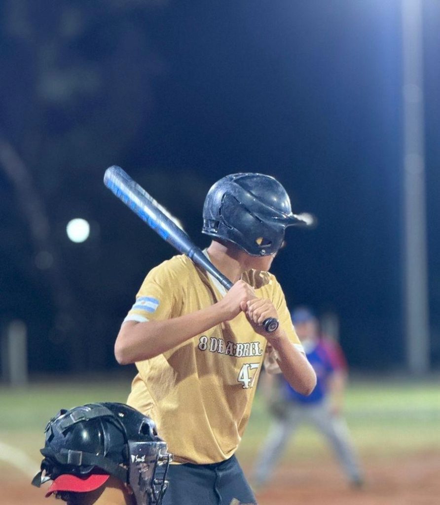 Juan Pablo Coman, el orgullo santiagueño que se abre paso entre los grandes del sóftbol nacional