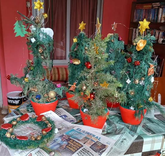 Armaron árboles de Navidad con ramas que dejó el último temporal: inesperado planteo de un sacerdote