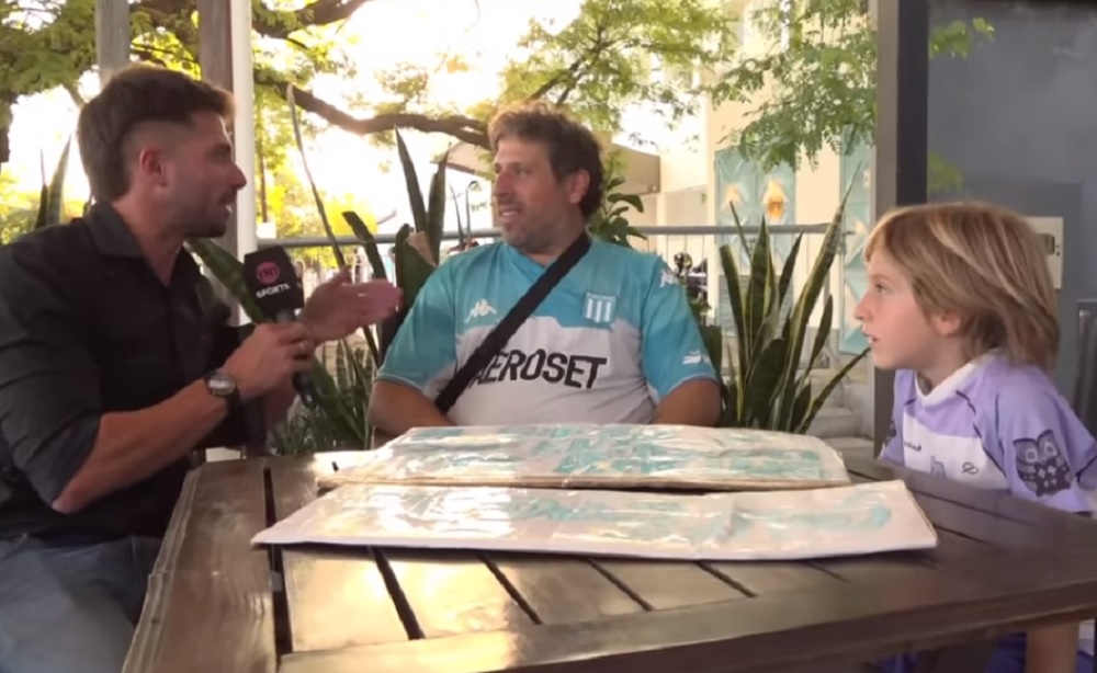 La hospitalidad de una familia bandeña emocionó al hincha de Racing que hacía dedo con su hijo para la final