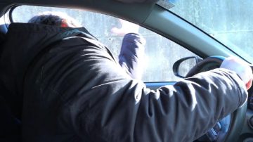 Un joven “arrastró” 20 metros a su novia luego de una discusión en el auto