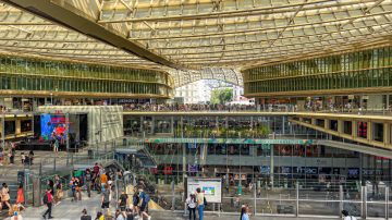 Atroz: cuatro hombres violaron a una adolescente de 13 años en el baño de un restaurante KFC