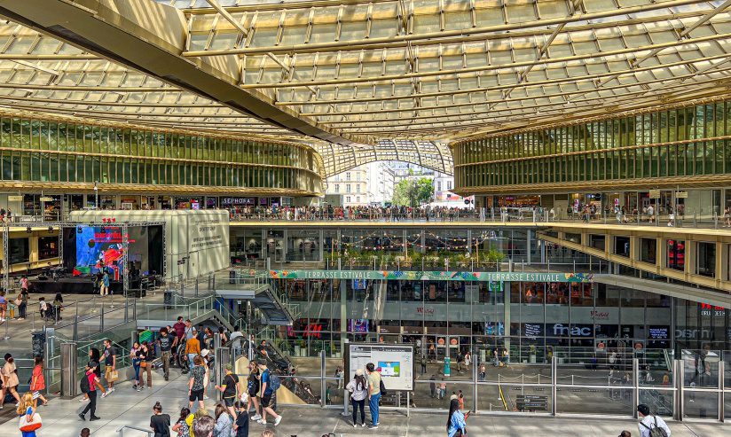 Atroz: cuatro hombres violaron a una adolescente de 13 años en el baño de un restaurante KFC