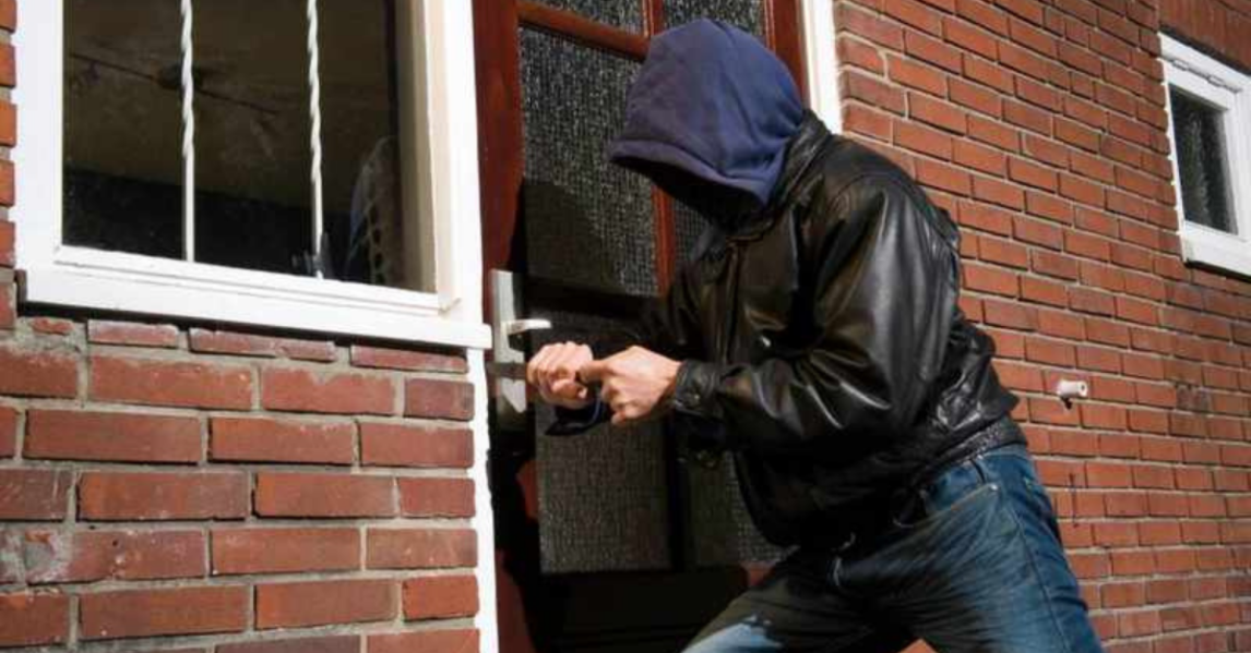 Robaron caños plásticos y un ventilador de techo de una vivienda deshabitada en el centro