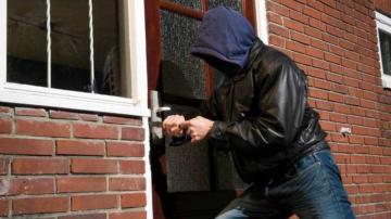 Robaron caños plásticos y un ventilador de techo de una vivienda deshabitada en el centro